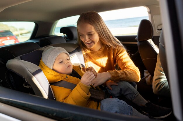 Giovane famiglia che si gode il viaggio