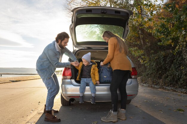 Giovane famiglia che si gode il viaggio