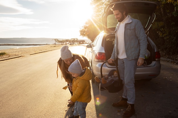 Giovane famiglia che si gode il viaggio