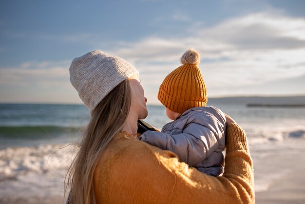 Giovane famiglia che si gode il viaggio