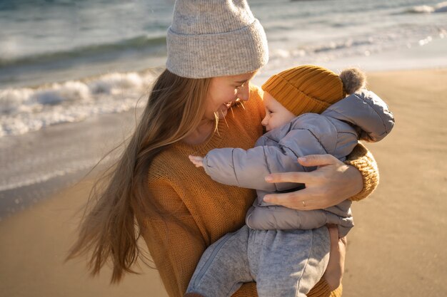 Giovane famiglia che si gode il viaggio