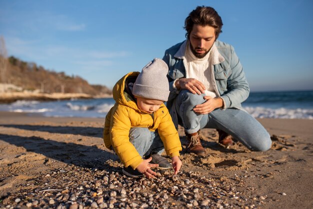 Giovane famiglia che si gode il viaggio