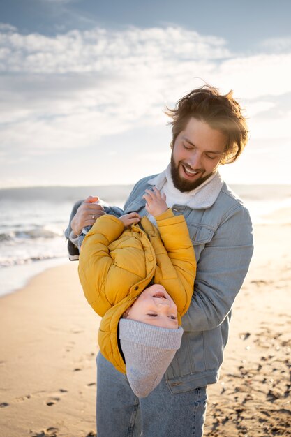 Giovane famiglia che si gode il viaggio