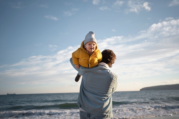 Giovane famiglia che si gode il viaggio