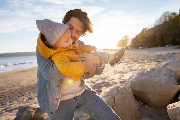 Giovane famiglia che si gode il viaggio