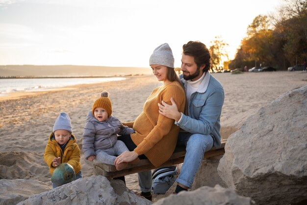 Giovane famiglia che si gode il viaggio