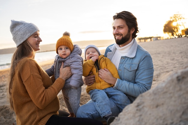 Giovane famiglia che si gode il viaggio