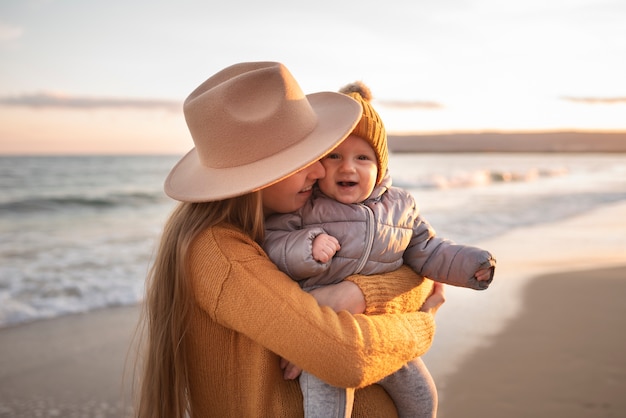 Giovane famiglia che si gode il viaggio