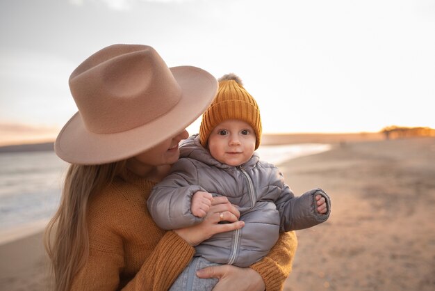 Giovane famiglia che si gode il viaggio