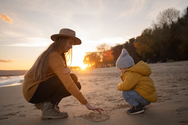 Giovane famiglia che si gode il viaggio