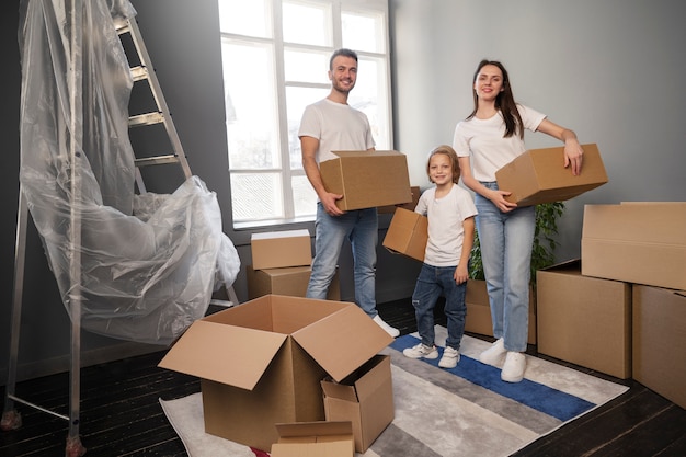 Giovane famiglia che si trasferisce in una nuova casa