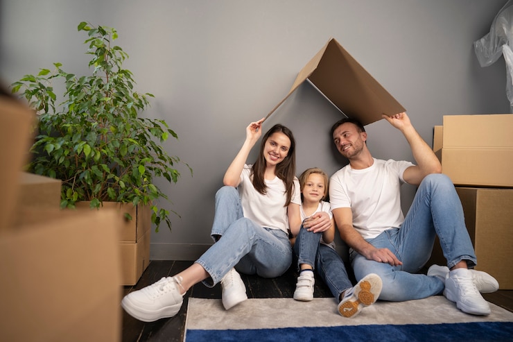 Foto gratuito giovane famiglia che si trasferisce in una nuova casa