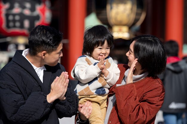 Giovane famiglia che trascorre del tempo con il proprio bambino