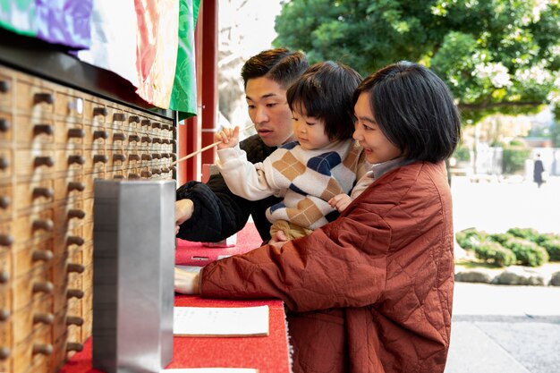 Giovane famiglia che trascorre del tempo con il proprio bambino