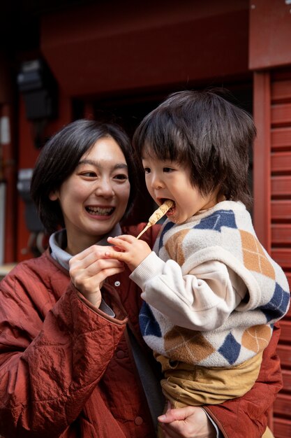 Giovane famiglia che trascorre del tempo con il proprio bambino