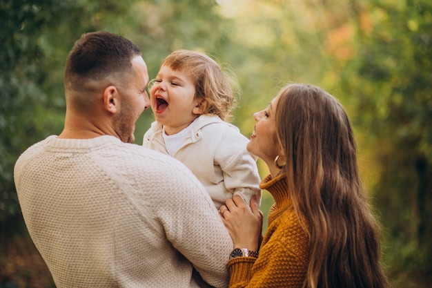 Giovane famiglia con bambini nella sosta di autunno