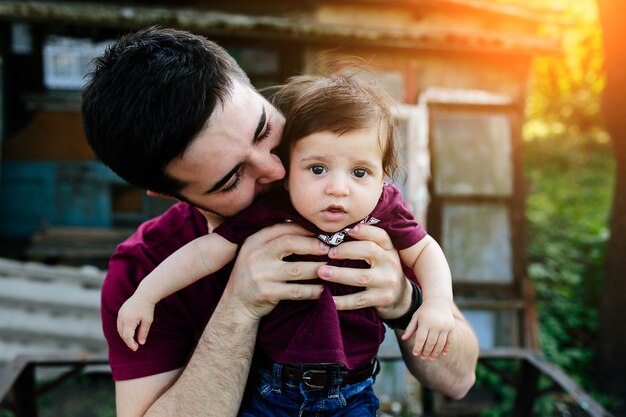 Giovane famiglia con bambino in posa su edificio abbandonato