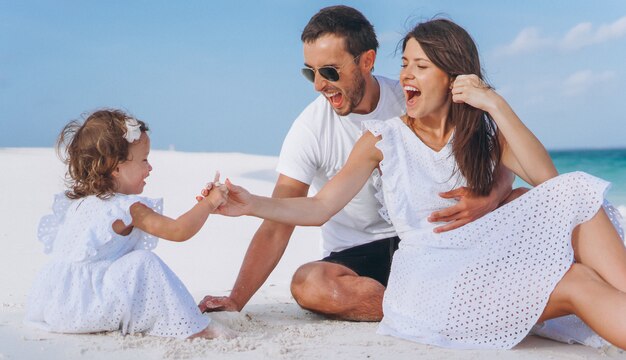 Giovane famiglia con daugher piccolo in vacanza sull'oceano