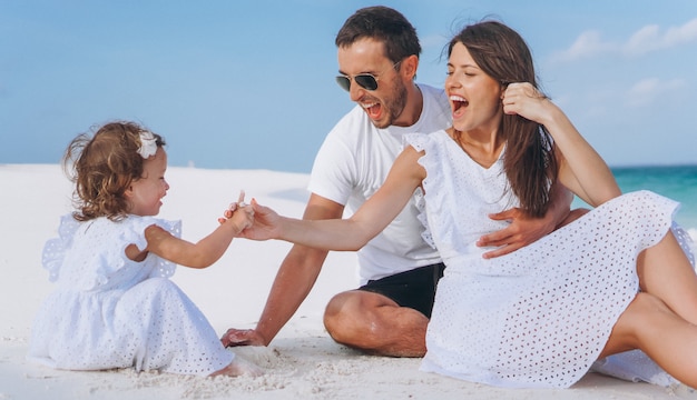 Giovane famiglia con daugher piccolo in vacanza sull'oceano