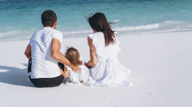 Giovane famiglia con daugher piccolo in vacanza sull'oceano