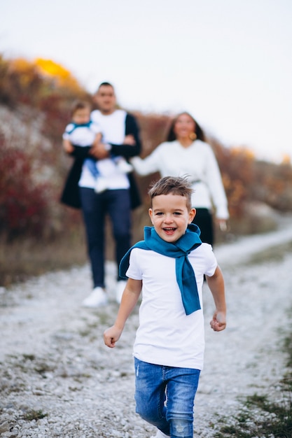 Giovane famiglia con due figli insieme fuori dal parco