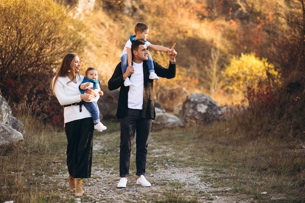 Giovane famiglia con due figli insieme fuori dal parco