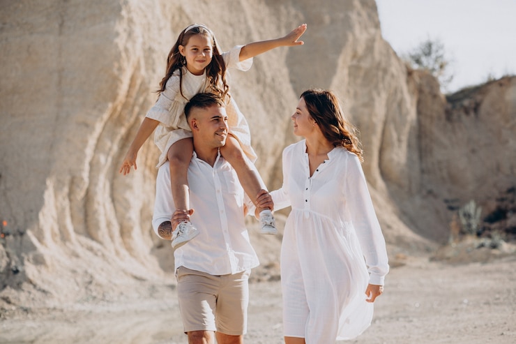 Foto gratuito giovane famiglia con figlia che escono insieme