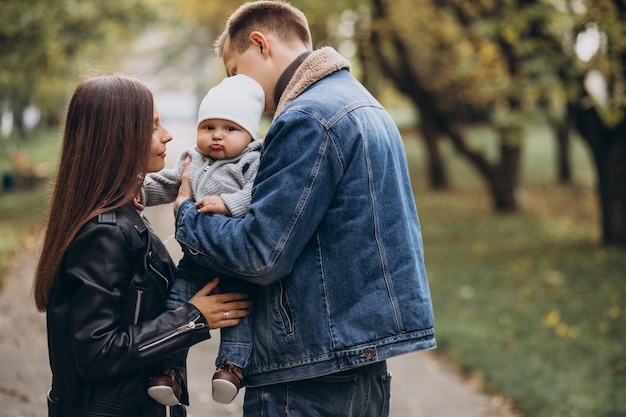 Giovane famiglia con figlio bambino nel parco