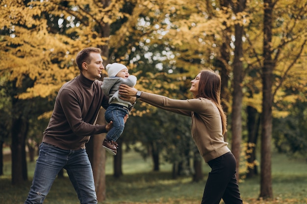 Giovane famiglia con figlio bambino nel parco