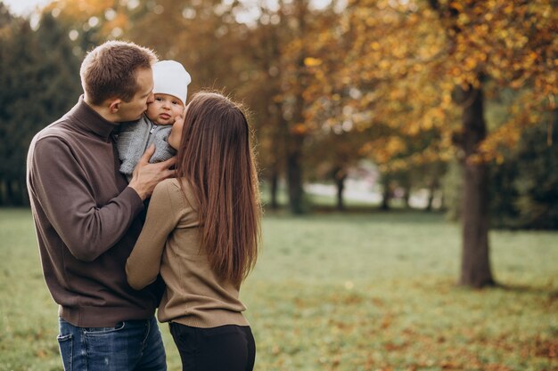 Giovane famiglia con figlio bambino nel parco