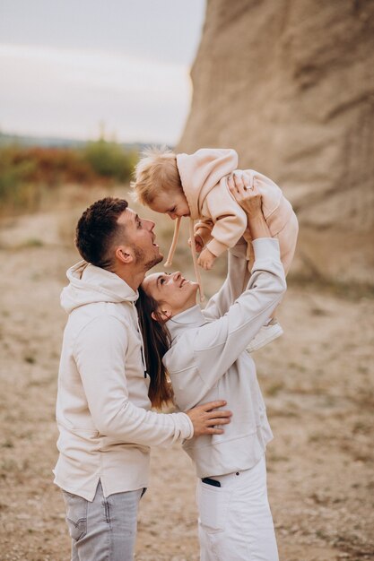 Giovane famiglia con figlio piccolo divertendosi insieme