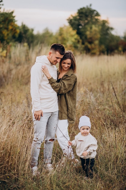 Giovane famiglia con figlio piccolo divertendosi insieme