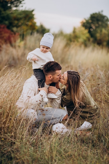 Giovane famiglia con figlio piccolo divertendosi insieme