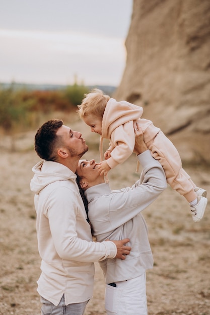 Giovane famiglia con figlio piccolo divertendosi insieme