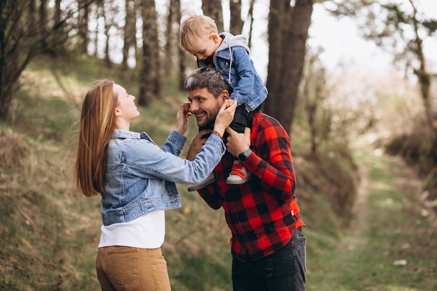 Giovane famiglia con figlio piccolo nella foresta