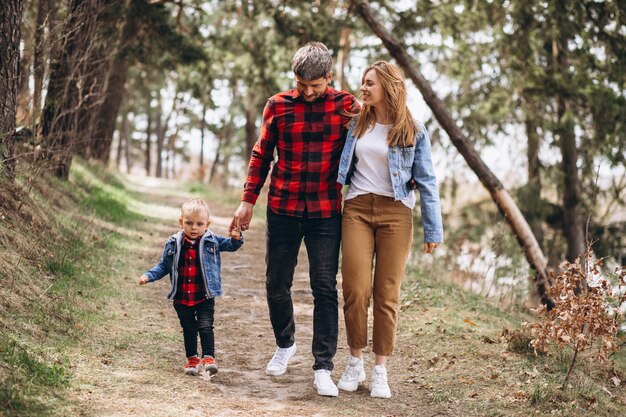 Giovane famiglia con figlio piccolo nella foresta