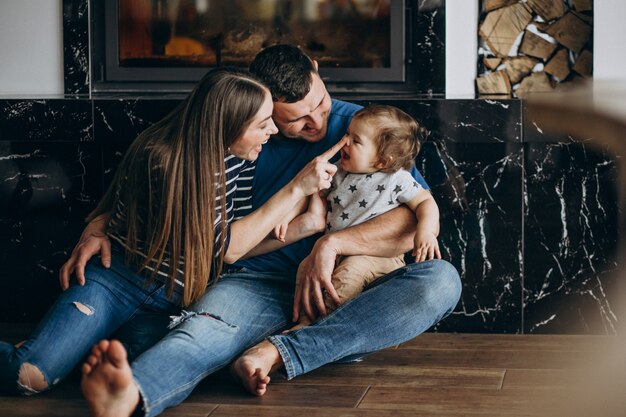 Giovane famiglia con il loro figlio piccolo a casa