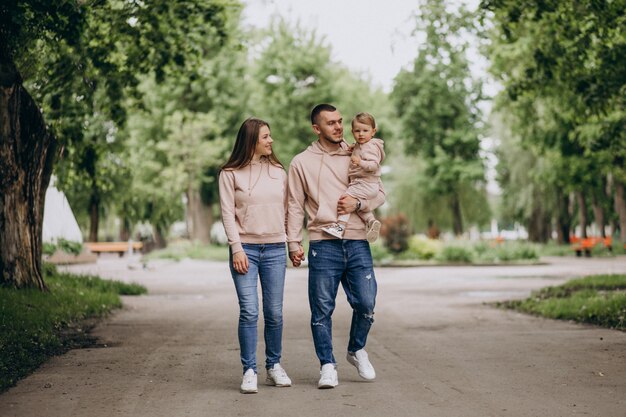 Giovane famiglia con il loro piccolo bambino nel parco