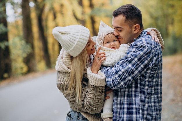 Giovane famiglia con piccola figlia nel parco autunnale