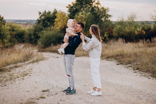 Giovane famiglia insieme al piccolo figlio