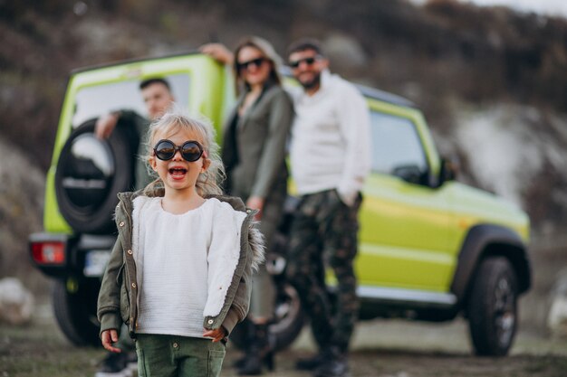 Giovane famiglia moderna che viaggia in auto e si ferma per una passeggiata nel parco