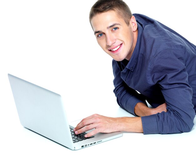 Giovane felice con il computer portatile isolato su bianco