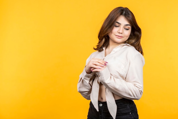 Giovane femmina che tiene le mani insieme e distoglie lo sguardo Foto di alta qualità