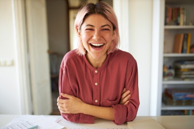 Giovane femmina con capelli rosati in posa