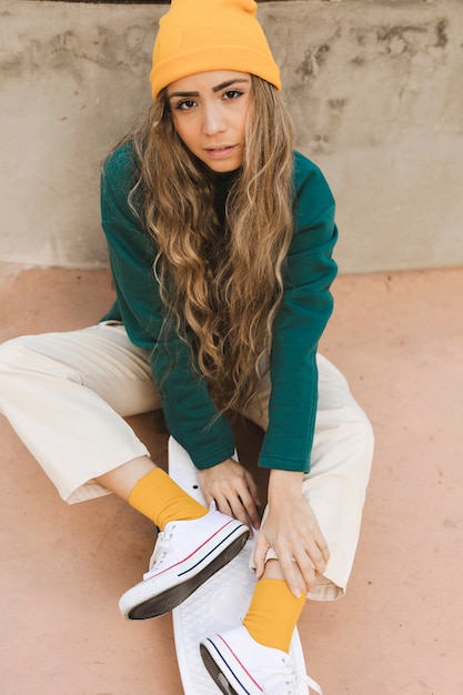 Giovane femmina con skateboard