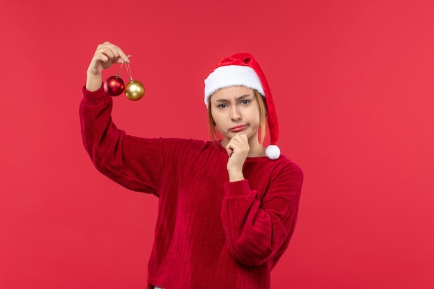 Giovane femmina di vista frontale con i giocattoli di natale, emozioni di natale di festa