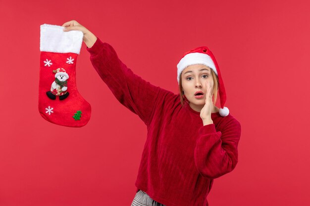 Giovane femmina di vista frontale con il calzino rosso di natale, festa di natale rossa