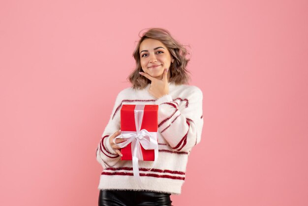 Giovane femmina di vista frontale con il presente di natale