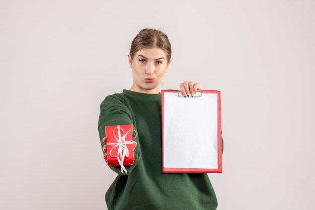 Giovane femmina di vista frontale con poco presente e nota di natale