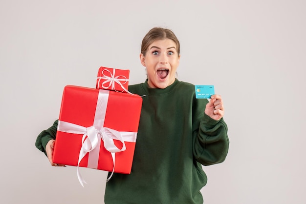 Giovane femmina di vista frontale con regali di Natale e carta di credito